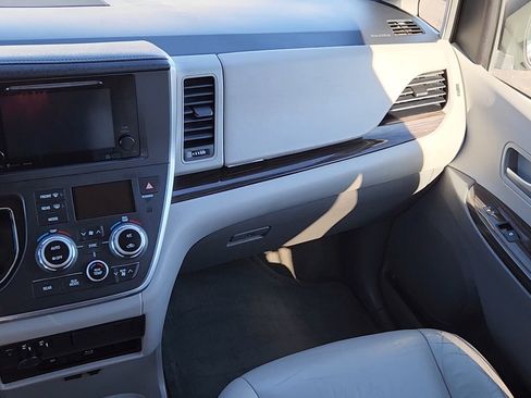 Used 2016 Toyota Sienna XLE image 6