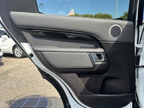 Used 2018 Land Rover Discovery SE image 17