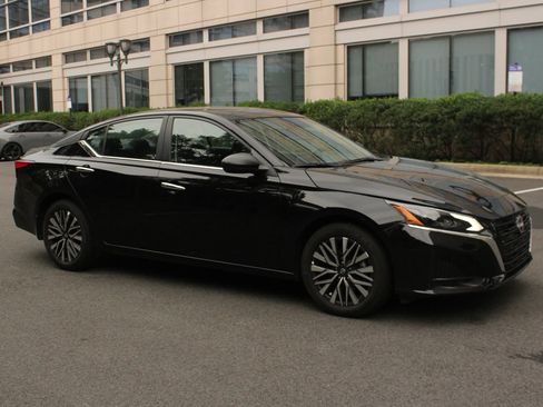 Used 2025 Nissan Altima 2.5 SV FWD image 2