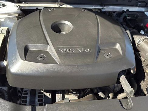 Used 2018 Volvo XC60 T5 Momentum w/ Vision Package image 16