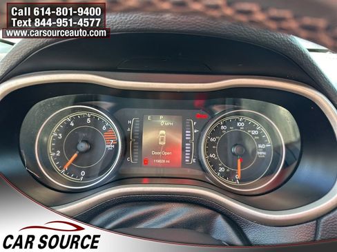 Used 2018 Jeep Cherokee Latitude w/ Altitude Package FWD image 18