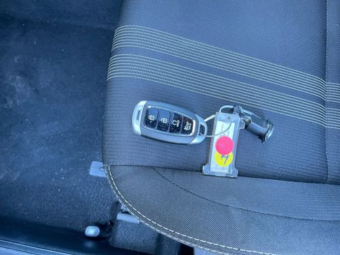 Used 2025 Hyundai Venue SEL image 21