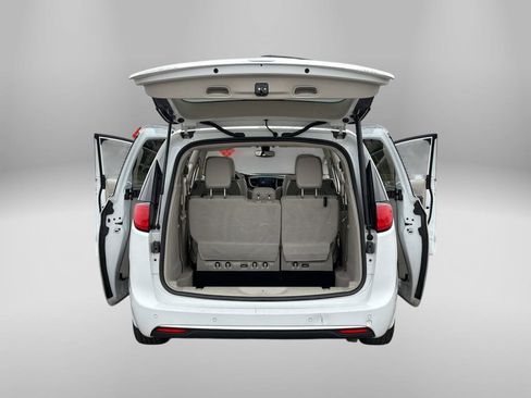 Used 2020 Chrysler Pacifica Limited image 41