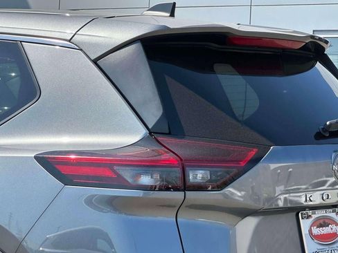 Used 2023 Nissan Rogue S image 9