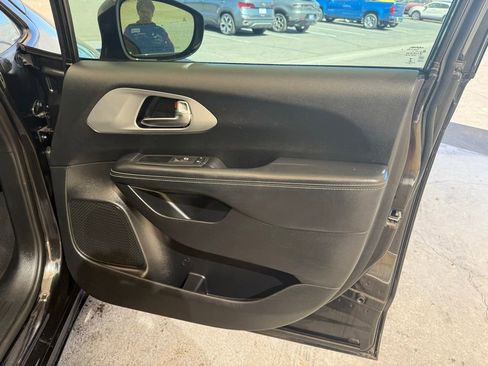 Used 2020 Chrysler Pacifica Touring w/ S Appearance Package FWD image 13
