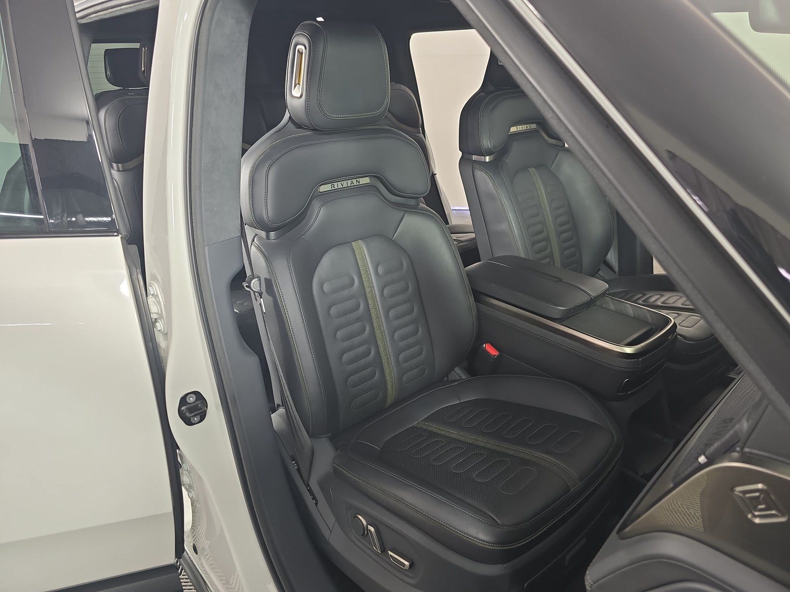 Used 2022 Rivian R1S Launch Edition Quad AWD/4WD image 24