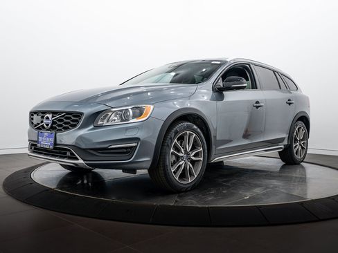 Used 2017 Volvo V60 T5 Cross Country Platinum AWD/4WD image 7