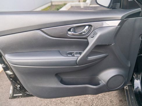 Used 2019 Nissan Rogue SV image 10