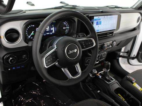 Used 2025 Jeep Wrangler Unlimited Sahara w/ Safety Group AWD/4WD image 8