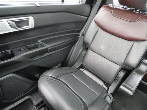 Used 2020 Ford Explorer Platinum w/ Premium Technology Package image 12