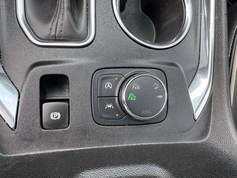 Used 2023 Chevrolet Traverse Premier image 24