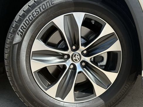 Used 2021 Toyota Highlander XLE FWD image 11