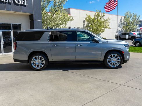 Used 2024 Chevrolet Suburban High Country AWD/4WD image 8