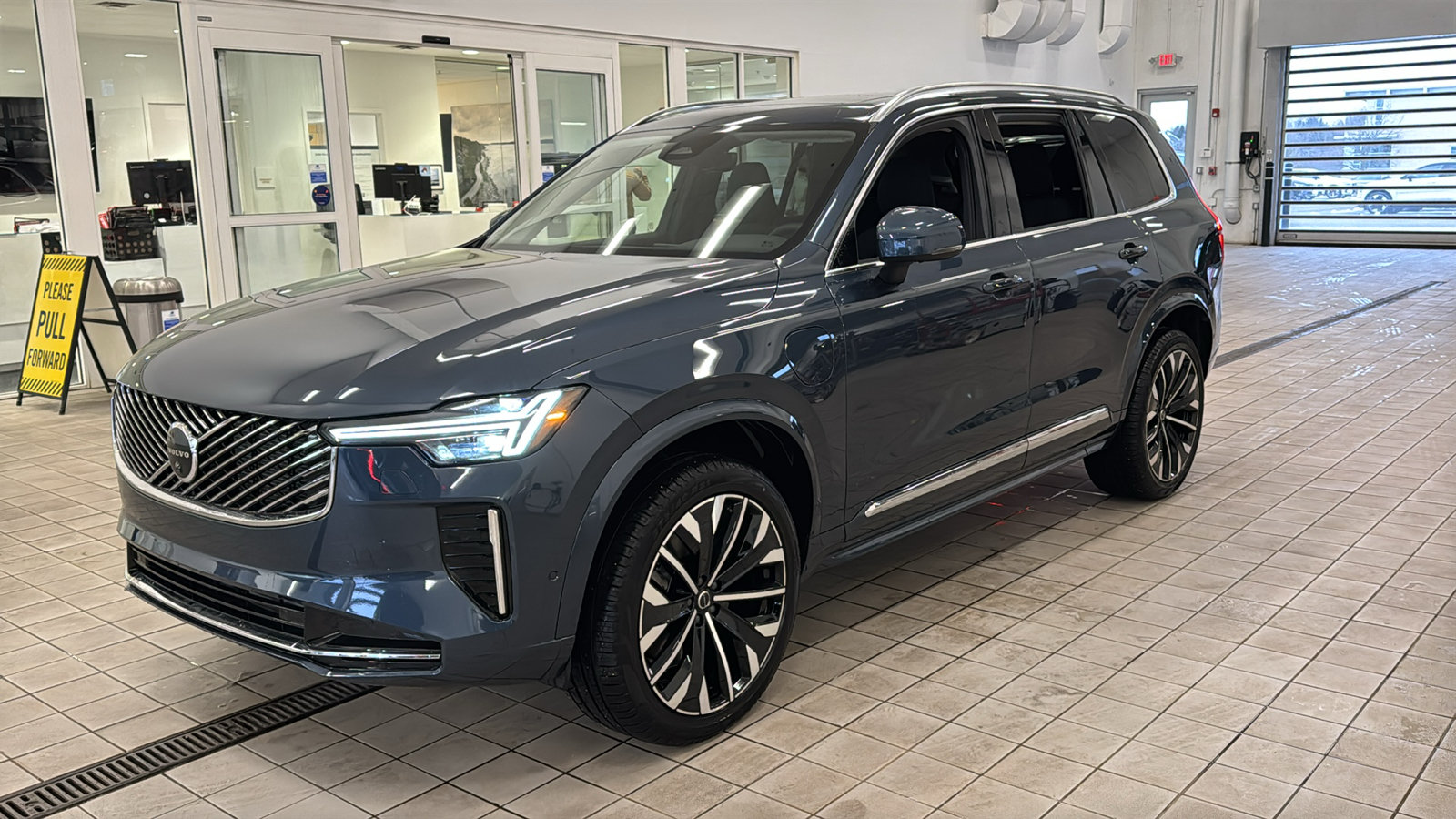New 2026 Volvo XC90 T8 Plus w/ Protection Package Premier AWD/4WD image 9