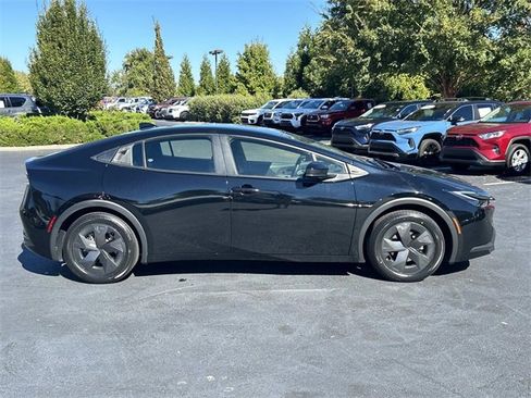 Used 2024 Toyota Prius LE image 3