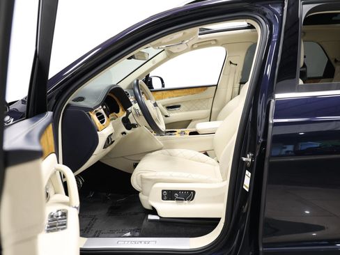 Used 2017 Bentley Bentayga AWD/4WD image 16
