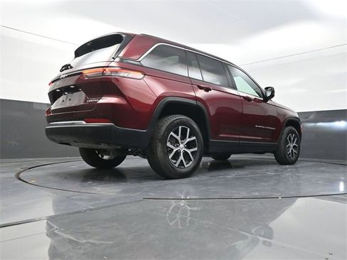 Used 2024 Jeep Grand Cherokee Limited w/ Luxury Tech Group II image 23