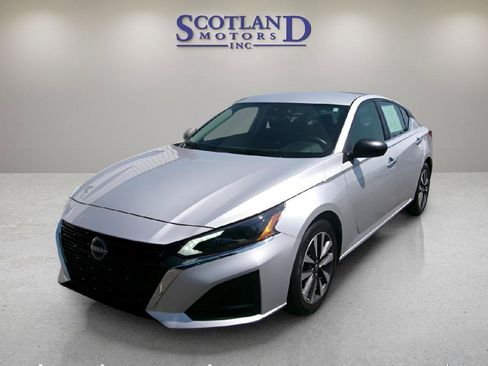 Used 2024 Nissan Altima 2.5 SV FWD image 2