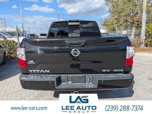 Used 2017 Nissan Titan SV image 4
