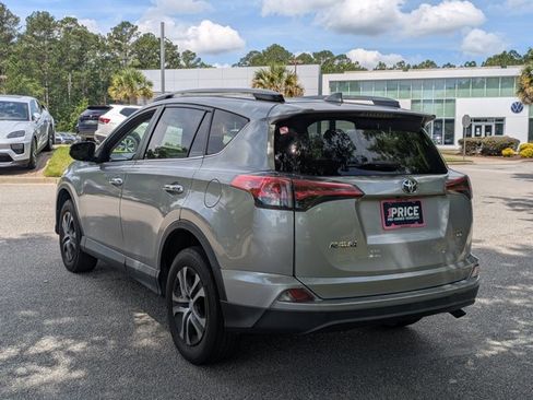 Used 2018 Toyota RAV4 LE FWD image 8