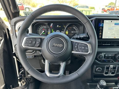 Certified 2025 Jeep Wrangler Unlimited Sahara AWD/4WD image 12
