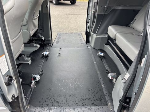 Used 2020 Toyota Sienna XLE Premium FWD image 21