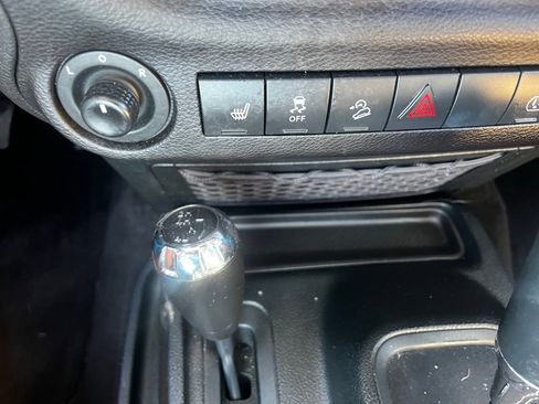 Used 2018 Jeep Wrangler Rubicon w/ Power Convenience Group image 16