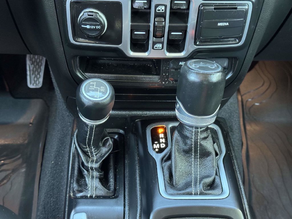Used 2018 Jeep Wrangler Unlimited Sahara AWD/4WD image 8