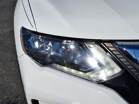 Used 2017 Nissan Rogue SV image 9