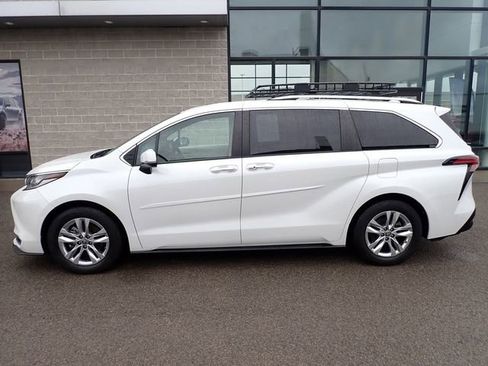 Used 2022 Toyota Sienna Limited image 2