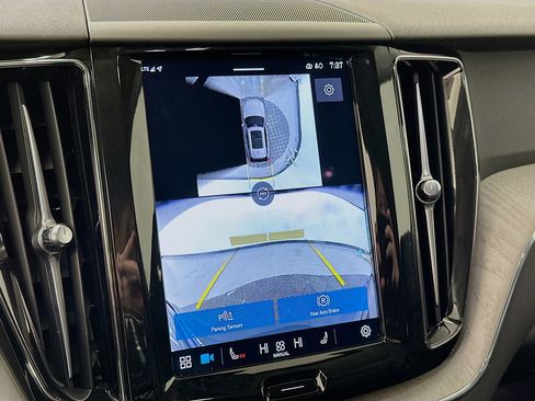 Used 2025 Volvo XC60 B5 Plus image 23