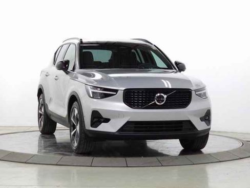 Certified 2025 Volvo XC40 B5 Plus image 1