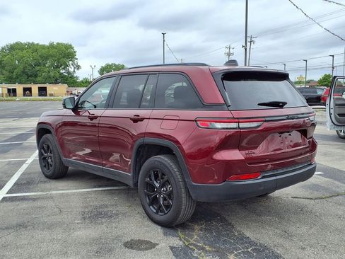 Used 2025 Jeep Grand Cherokee Altitude AWD/4WD image 5