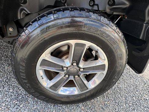 Used 2018 Jeep Wrangler Unlimited Sahara AWD/4WD image 31