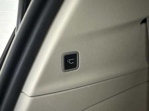 Used 2020 Chrysler Pacifica Touring-L FWD image 8