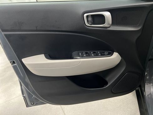 Used 2025 Hyundai Venue SEL FWD image 11