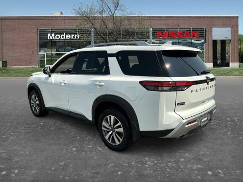 Certified 2025 Nissan Pathfinder SL FWD image 2