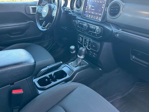 Used 2022 Jeep Gladiator Sport image 16