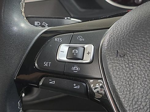 Used 2021 Volkswagen Tiguan SE w/ Panoramic Sunroof Package FWD image 11