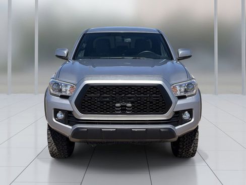 Used 2017 Toyota Tacoma TRD Off-Road w/ Tow Package AWD/4WD image 9