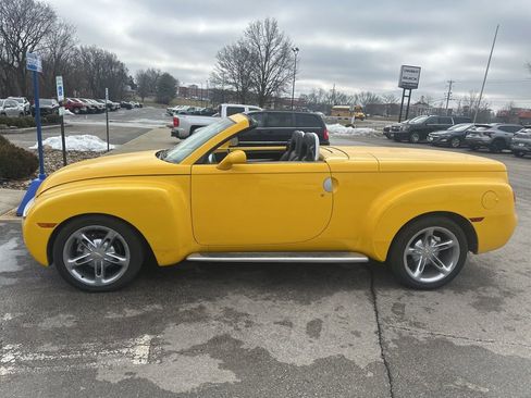 Used 2004 Chevrolet SSR w/ Preferred Equipment Group image 5