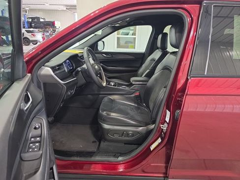 Used 2025 Jeep Grand Cherokee Altitude AWD/4WD image 22