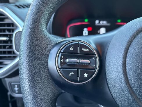 Used 2025 Kia Soul LX w/ LX Technology Package FWD image 17