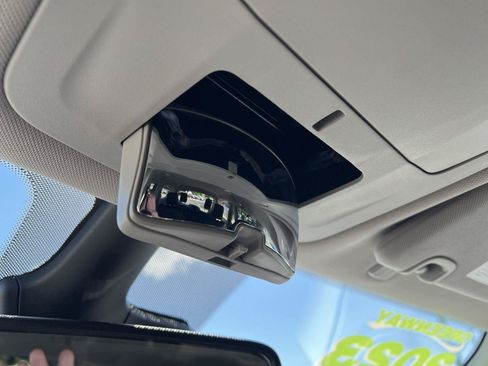 Used 2023 Chrysler Pacifica Touring-L FWD image 33