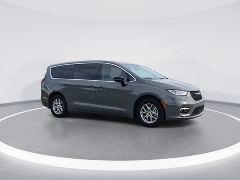 Used 2025 Chrysler Pacifica Select FWD image 9