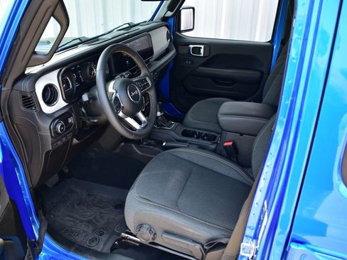 Used 2024 Jeep Wrangler Unlimited Sahara AWD/4WD image 19