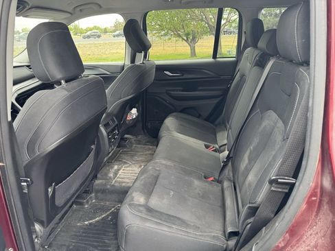 Used 2023 Jeep Grand Cherokee Laredo AWD/4WD image 10