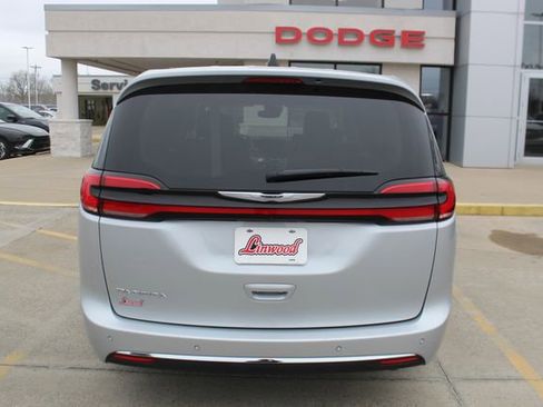 Used 2024 Chrysler Pacifica Touring-L image 4