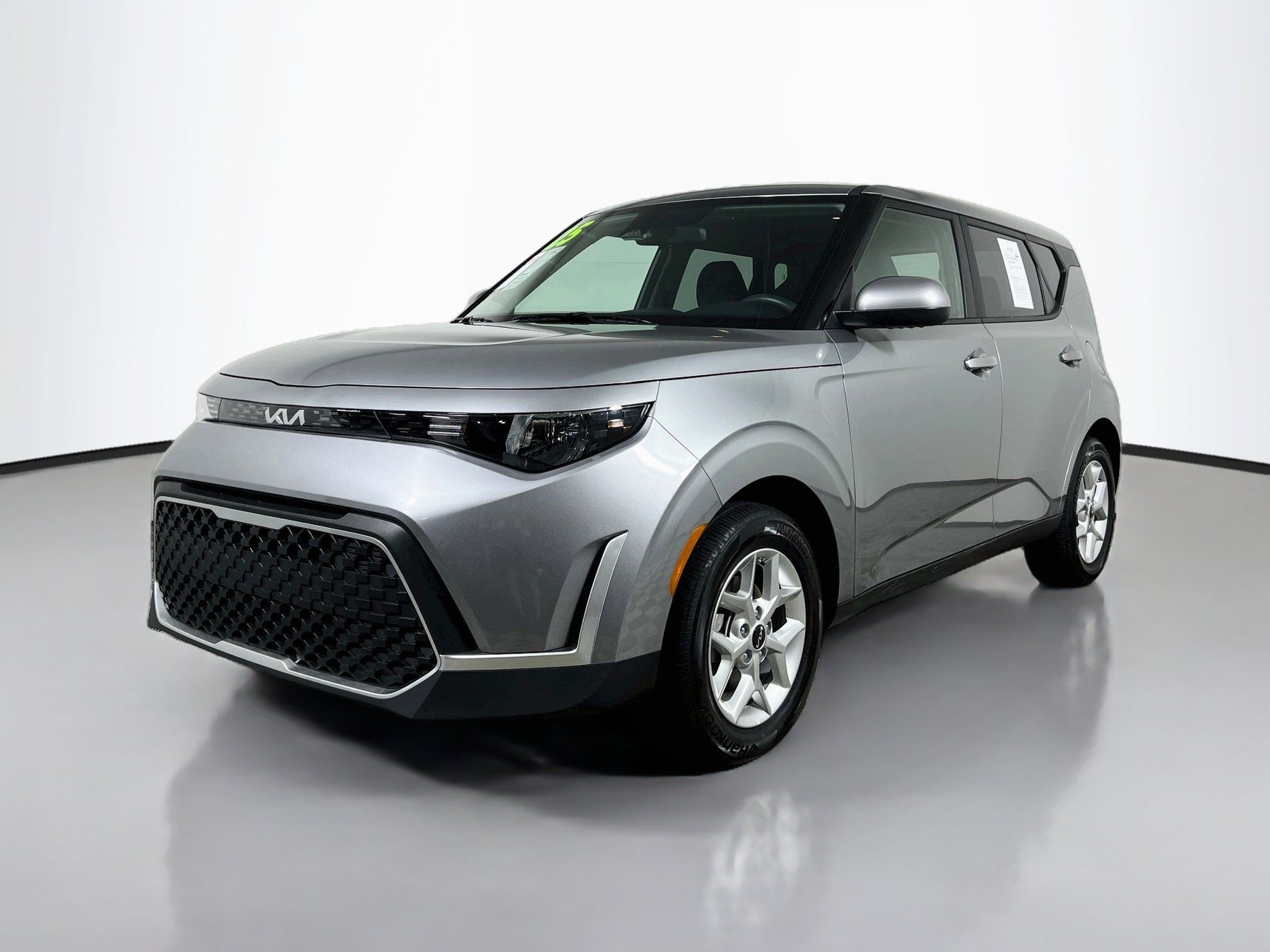 Used 2025 Kia Soul LX w/ LX Technology Package FWD image 10