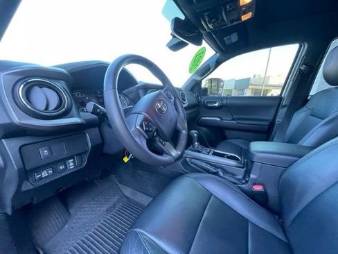 Used 2021 Toyota Tacoma TRD Off-Road w/ TRD Premium Off Road Package AWD/4WD image 11